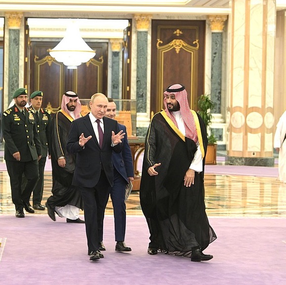 Vladimir Putin and Crown Prince Mohammed bin Salman in the Saudi King’s al-Yamamah Palace.